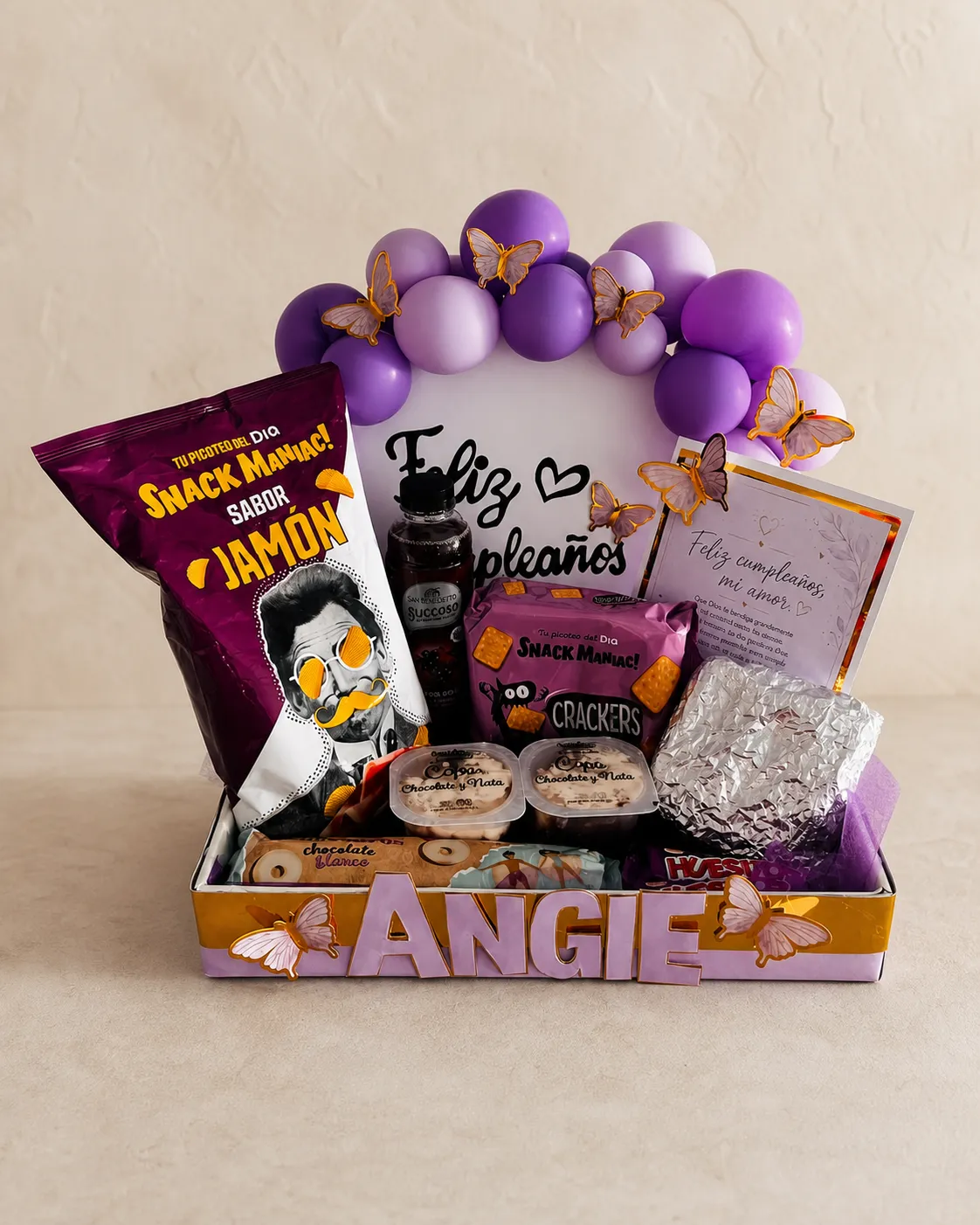 Ancheta de regalo con dulces, chocolates, globos morados y nombre personalizado