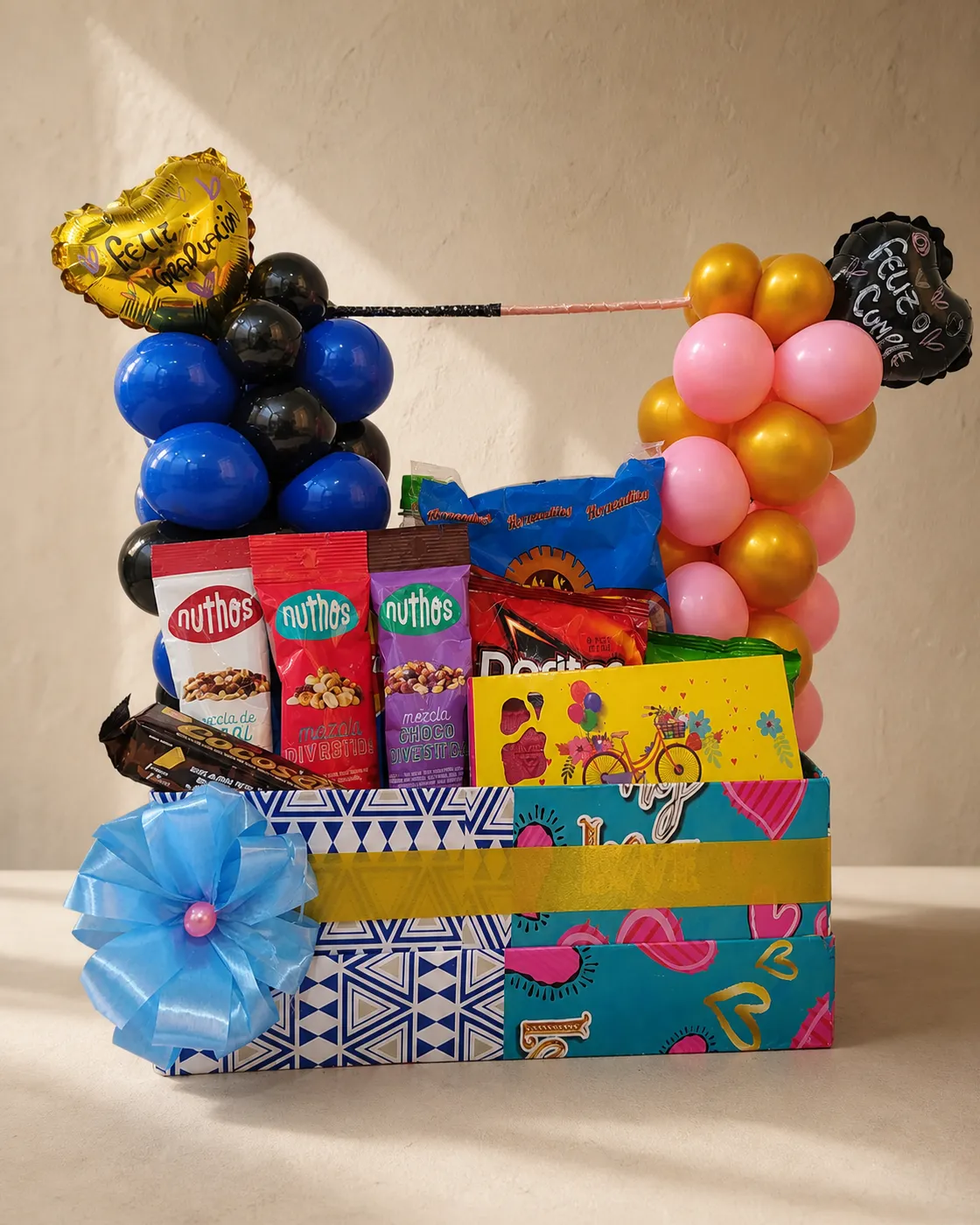 Ancheta de graduación con globos de colores, flores y dulces