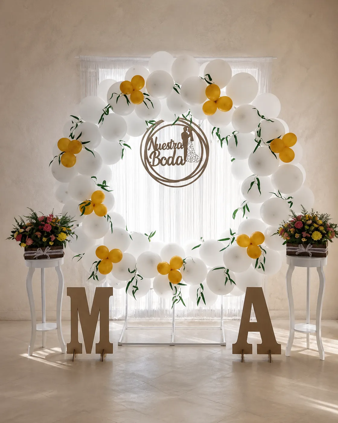 Aro de globos blancos y marfil con flores frescas, letras a medida y cartel de boda
