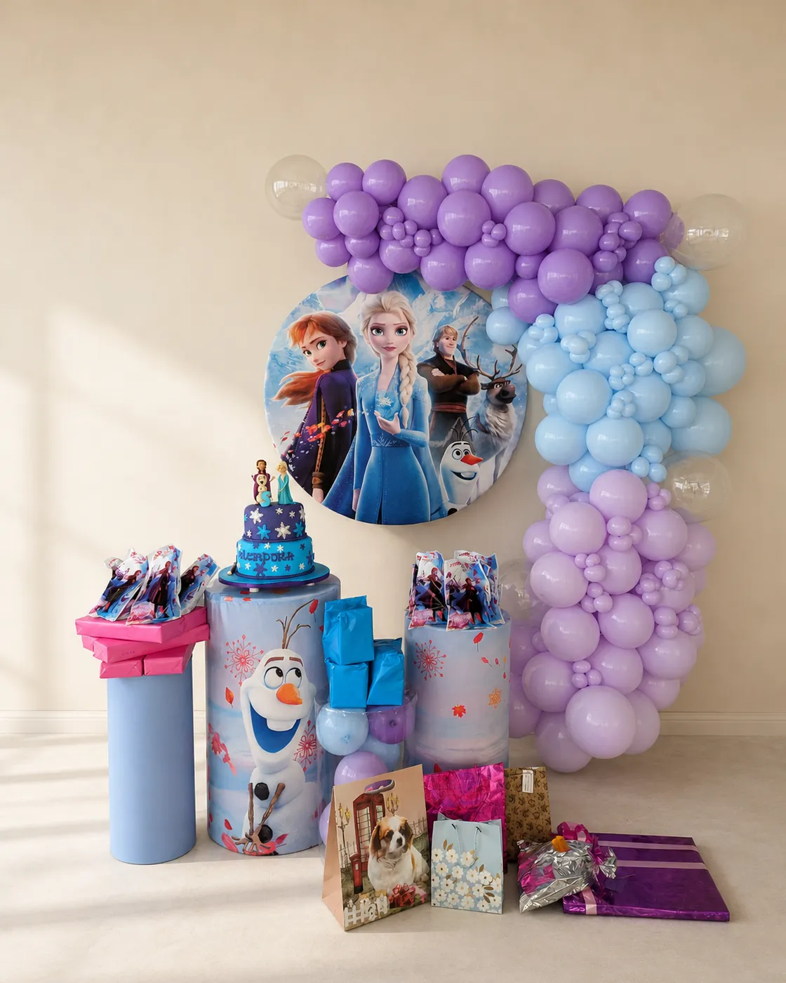 Decoración infantil en lila, azul y blanco con globos y mesa de regalos